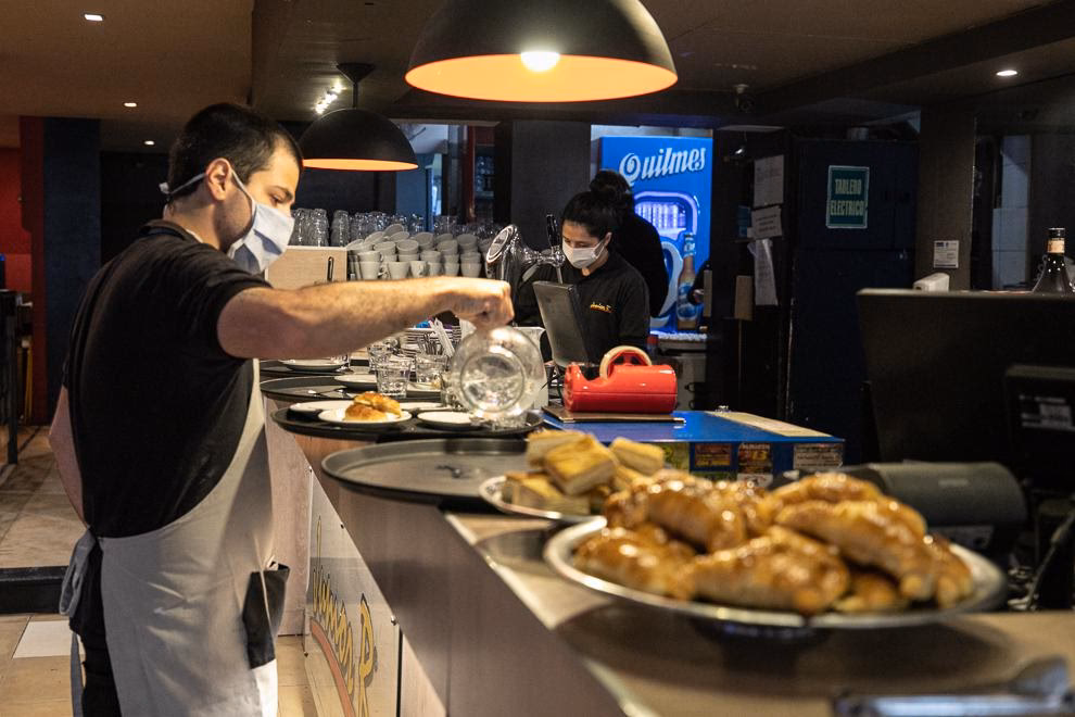 ¿Cuál es el horario de cierre de los bares en Andalucía?