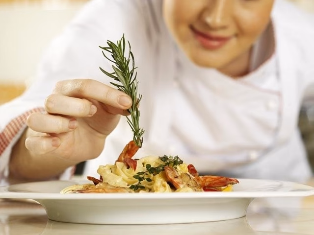 ¿Qué significa sazonar en gastronomía?