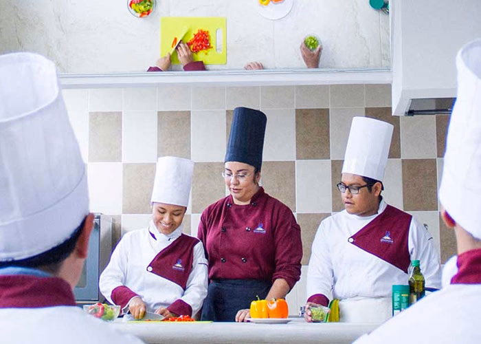 ¿Qué hace un administrador hotelero y gastronómico?