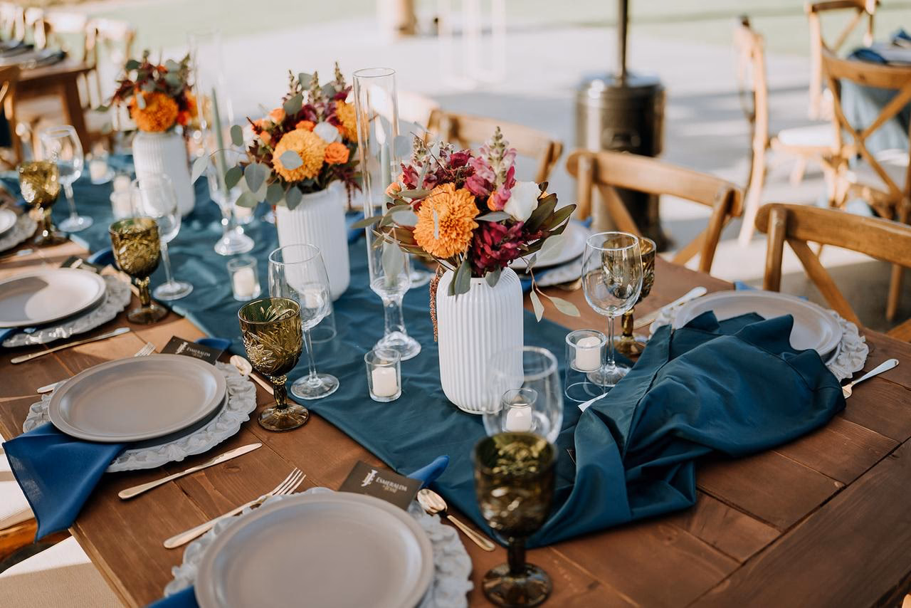 ¿Qué puedo utilizar para decorar una mesa de comedor?