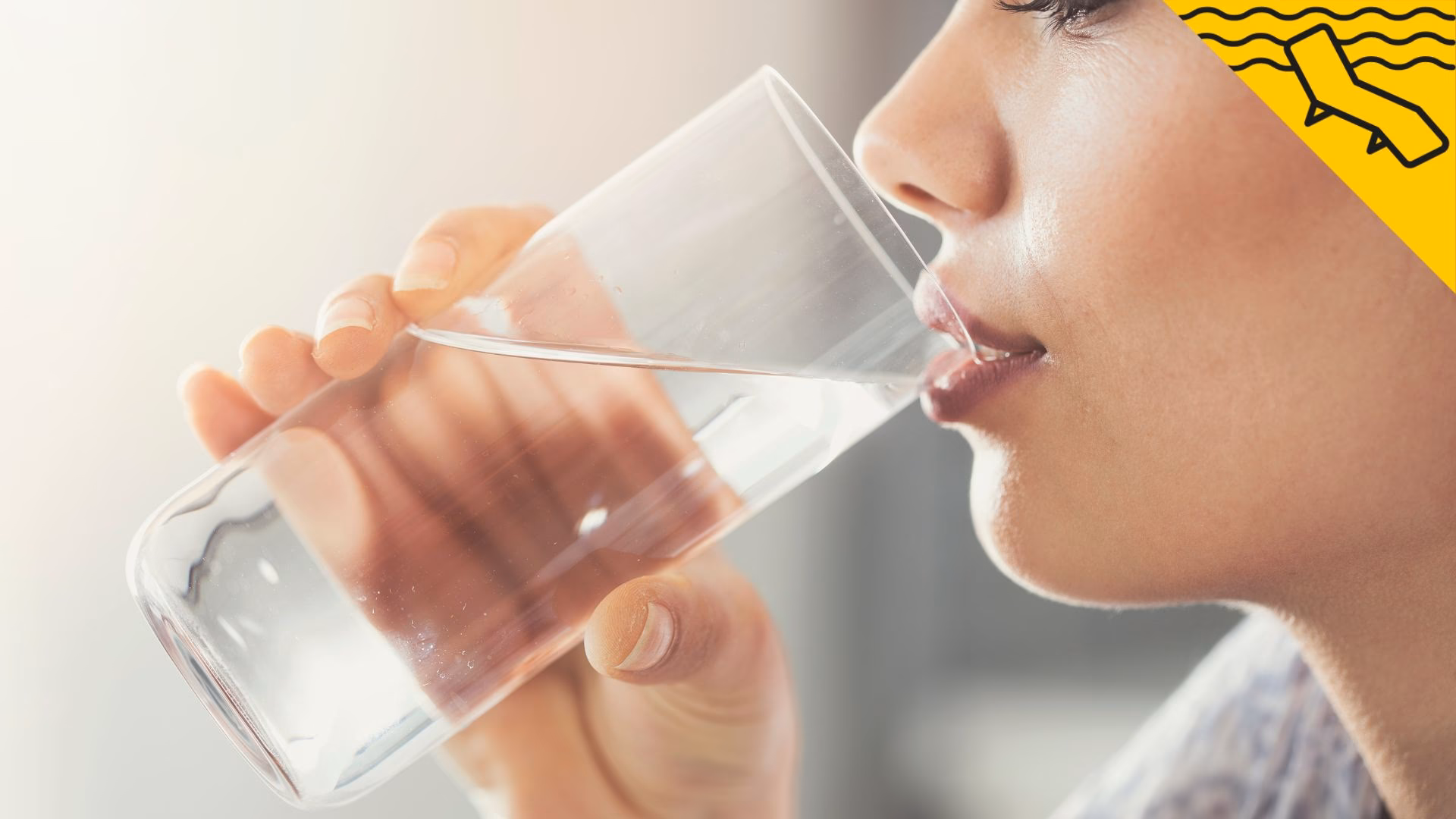 ¿Es obligatorio servir agua en los restaurantes?