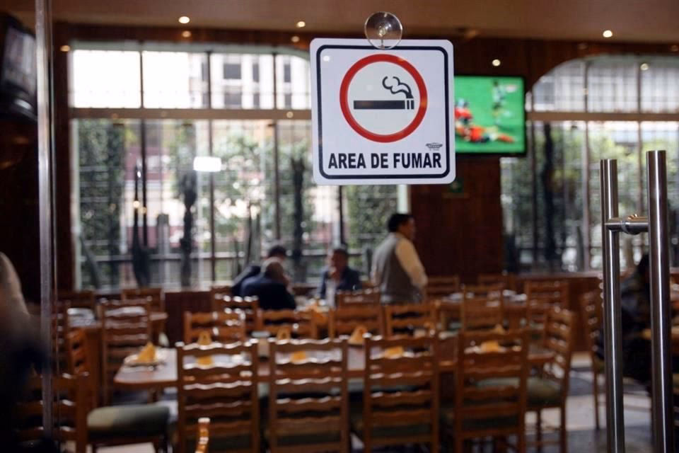 ¿Qué normativa prohíbe fumar en espacios cerrados de bares y restaurantes?