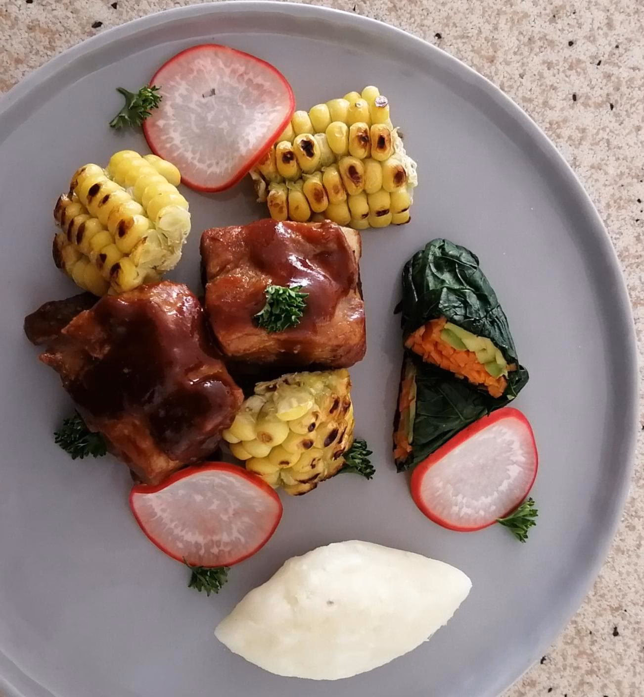 ¿Cómo se llama el arte de decorar platos de comida?