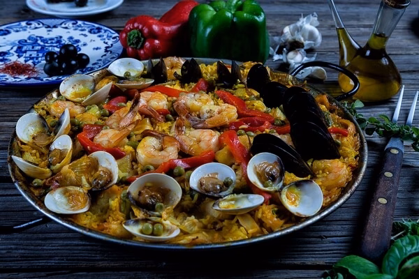 ¿Qué tiene la paella marinera?