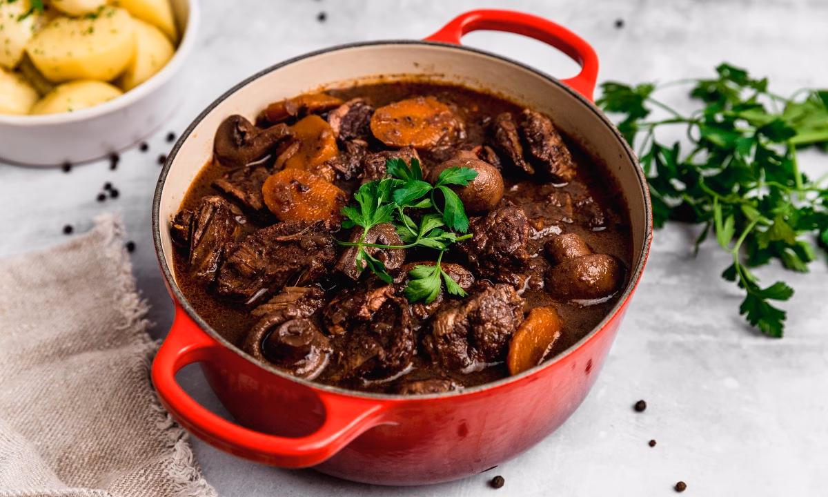 ¿Qué ingredientes lleva el boeuf bourguignon?