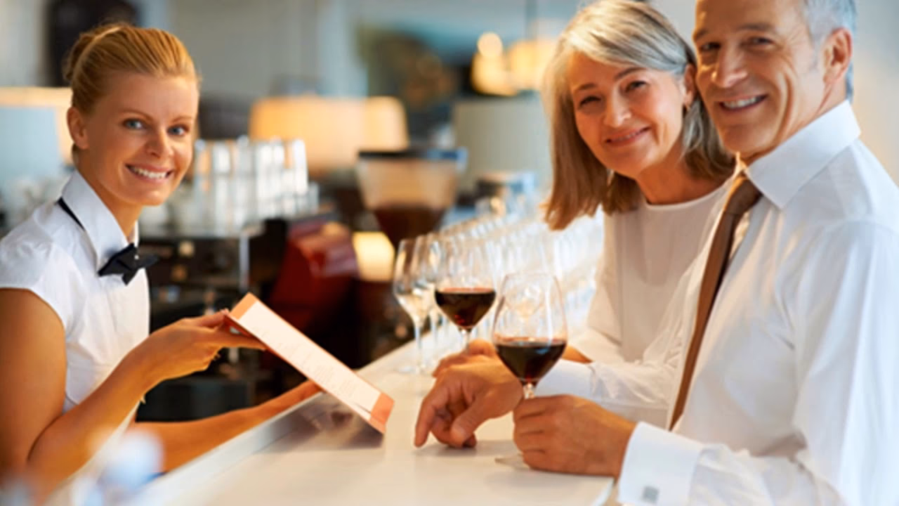 ¿Cómo dar la bienvenida a un cliente en un restaurante?