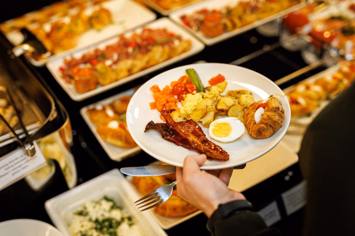 ¿Qué incluye un desayuno buffet?