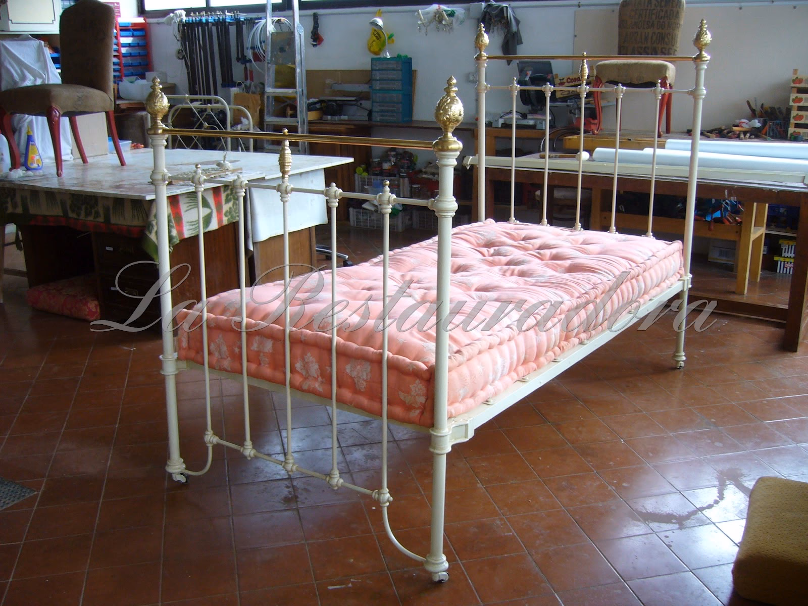 ¿Cómo saber si una cama de hierro es antigua?