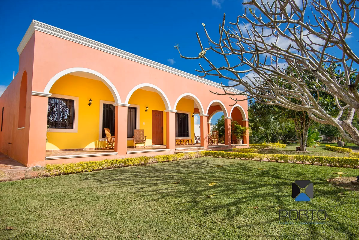 ¿Cuáles son las características de una casa colonial?