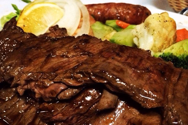 ¿Cuáles son algunos restaurantes de carnes en el centro de Cartagena?