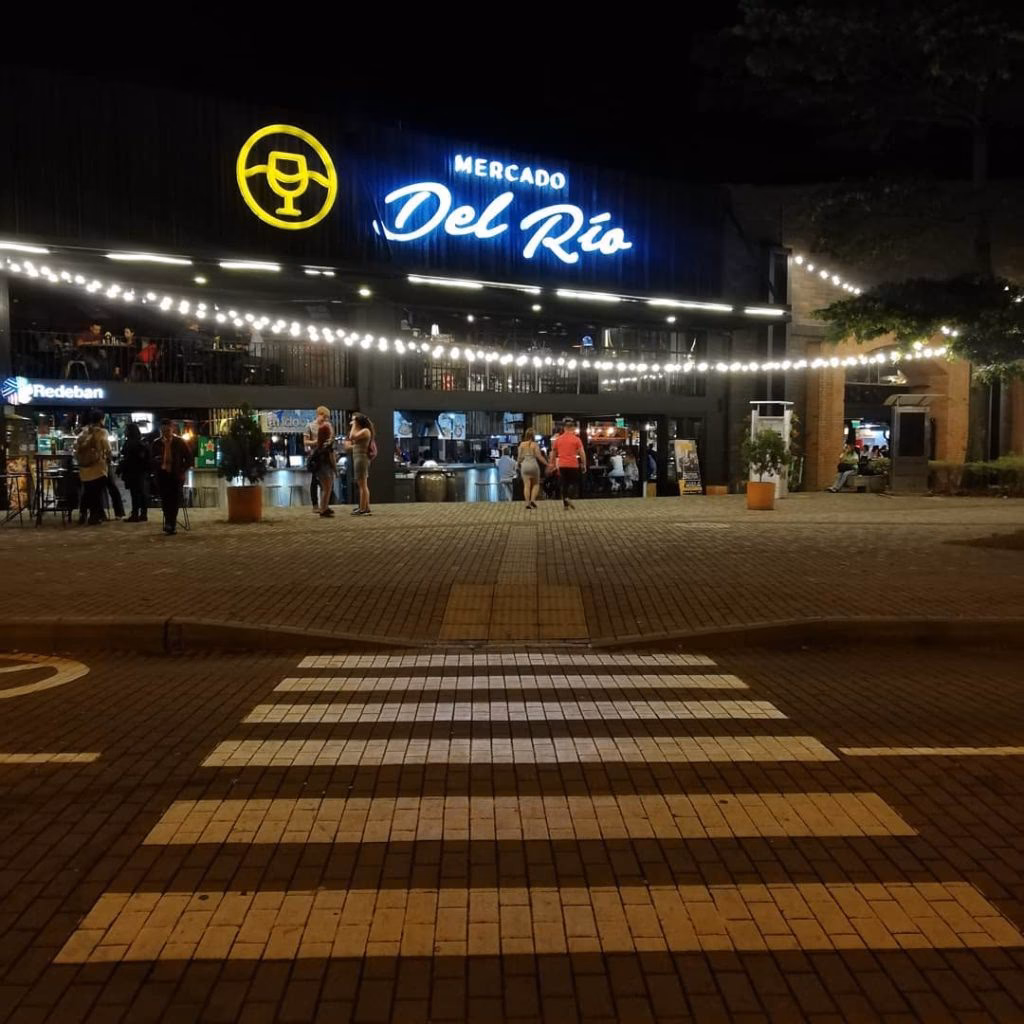 ¿Qué restaurantes hay en Ciudad del Río, Medellín?