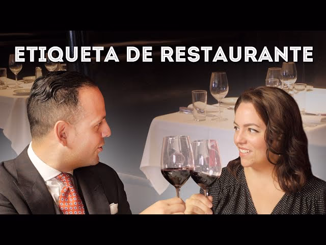 ¿Cuál es la forma correcta de servir la comida en un restaurante elegante?
