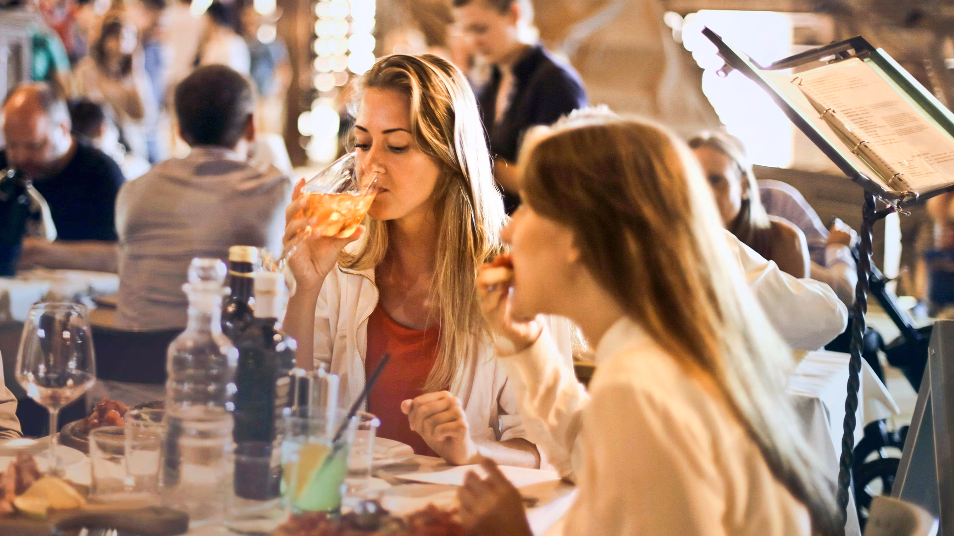 ¿Cómo debemos comportarnos en un restaurante?