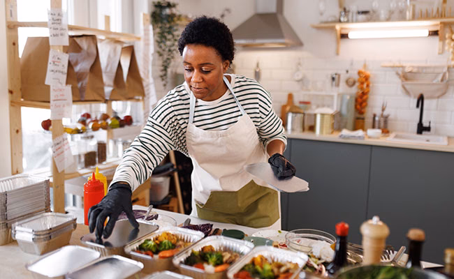 ¿Cuáles son los pasos para empezar un negocio de comida para llevar?