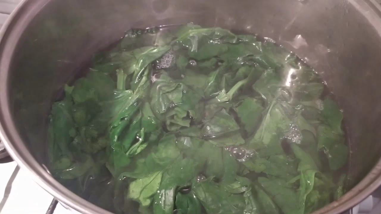 ¿Escaldar las espinacas las cocina?