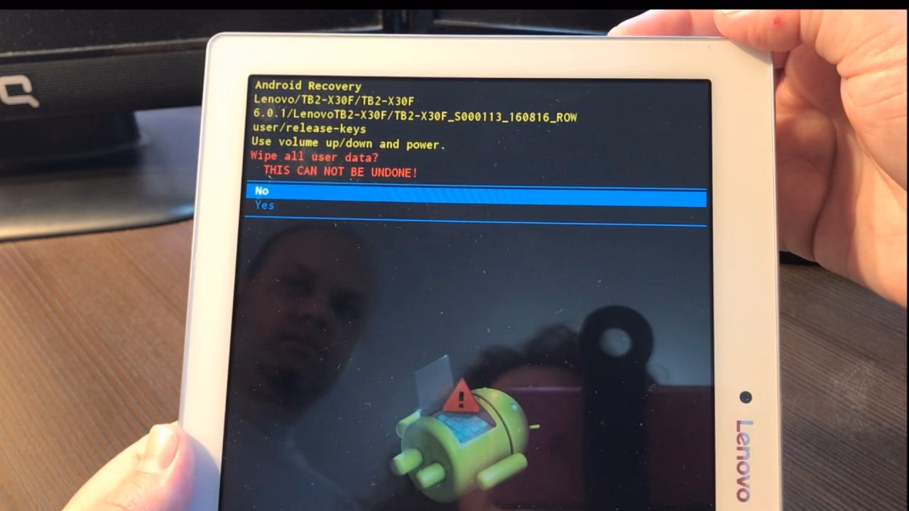 ¿Cómo puedo resetear una tablet Lenovo que no enciende?