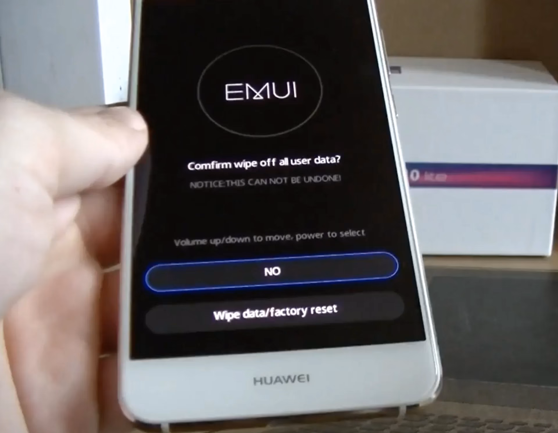 ¿Cómo se restaura de fábrica un celular Huawei?