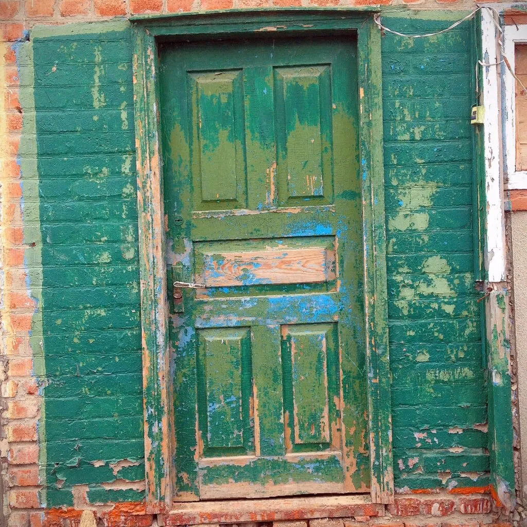 ¿Cómo hacer que una puerta vieja parezca nueva?