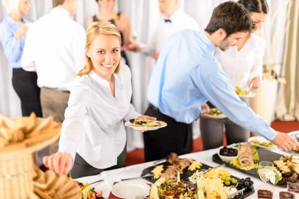 ¿Cuál es la estrategia para comer en un buffet?