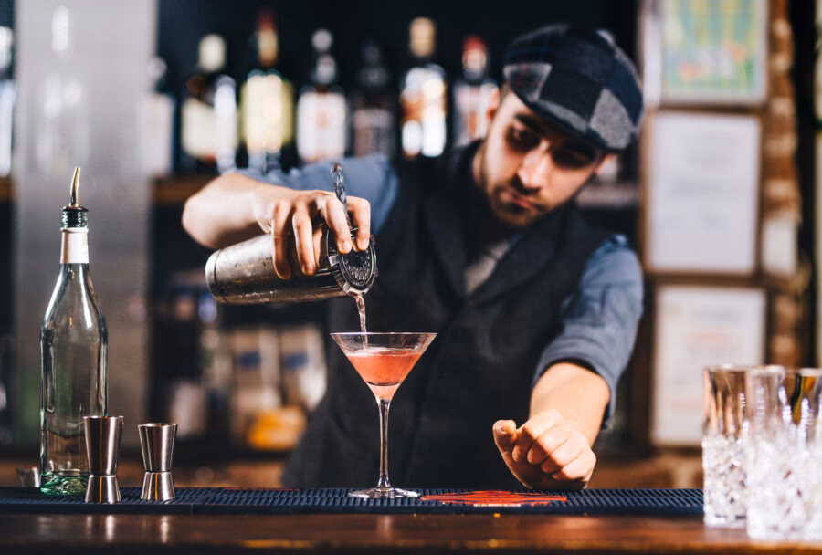 ¿Existe un consumo mínimo en los restaurantes o bares?