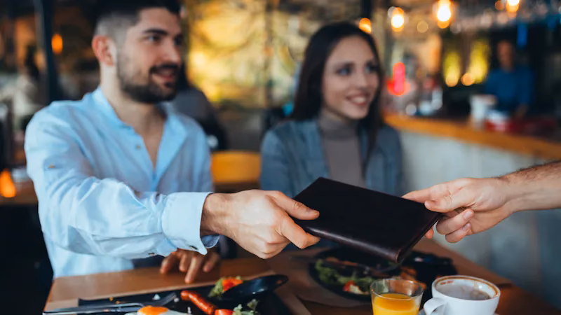 ¿Existe un consumo mínimo en los restaurantes o bares?