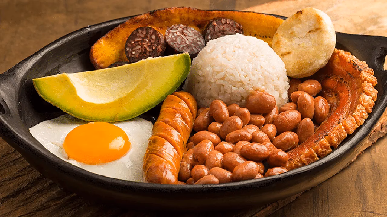 ¿Cuáles son algunas de las tradiciones más importantes de las familias colombianas?