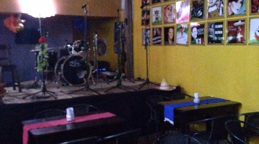 ¿Cómo se calcula el precio de un plato en un restaurante?