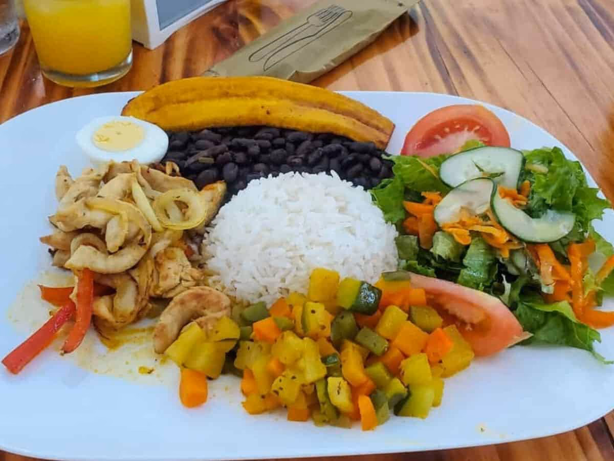¿De donde es originaria la comida costarricense?