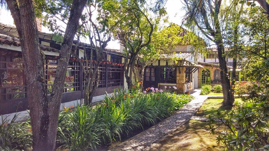 ¿Dónde se encuentra el restaurante Columba Café?