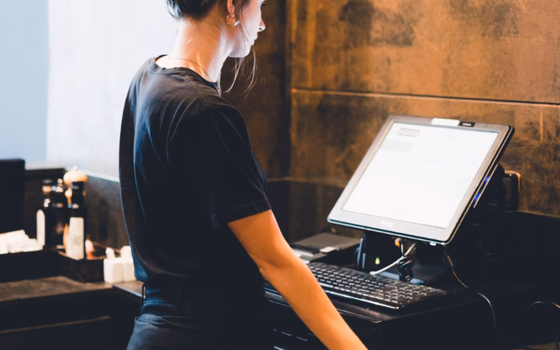 ¿Qué hace un hostess en un restaurante?