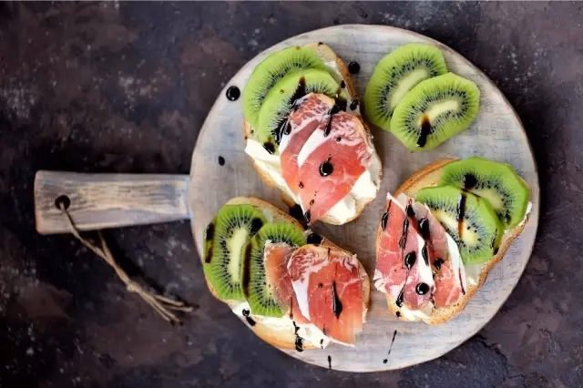 ¿Cuáles son algunos usos culinarios del kiwi?