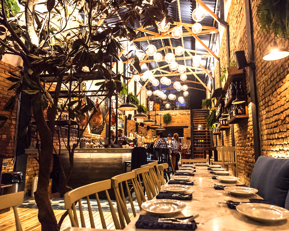 ¿Cómo se llama el restaurante de Montaner?