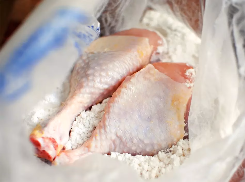 ¿Qué es enharinar en gastronomía?