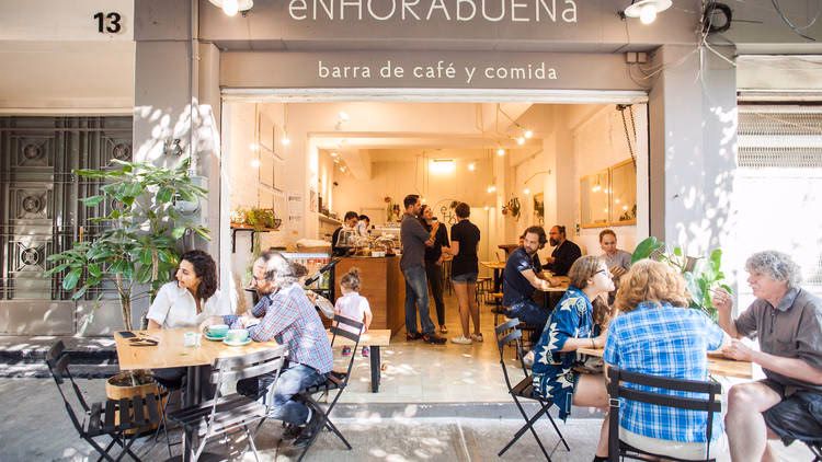 ¿Cómo se saluda en un restaurante?