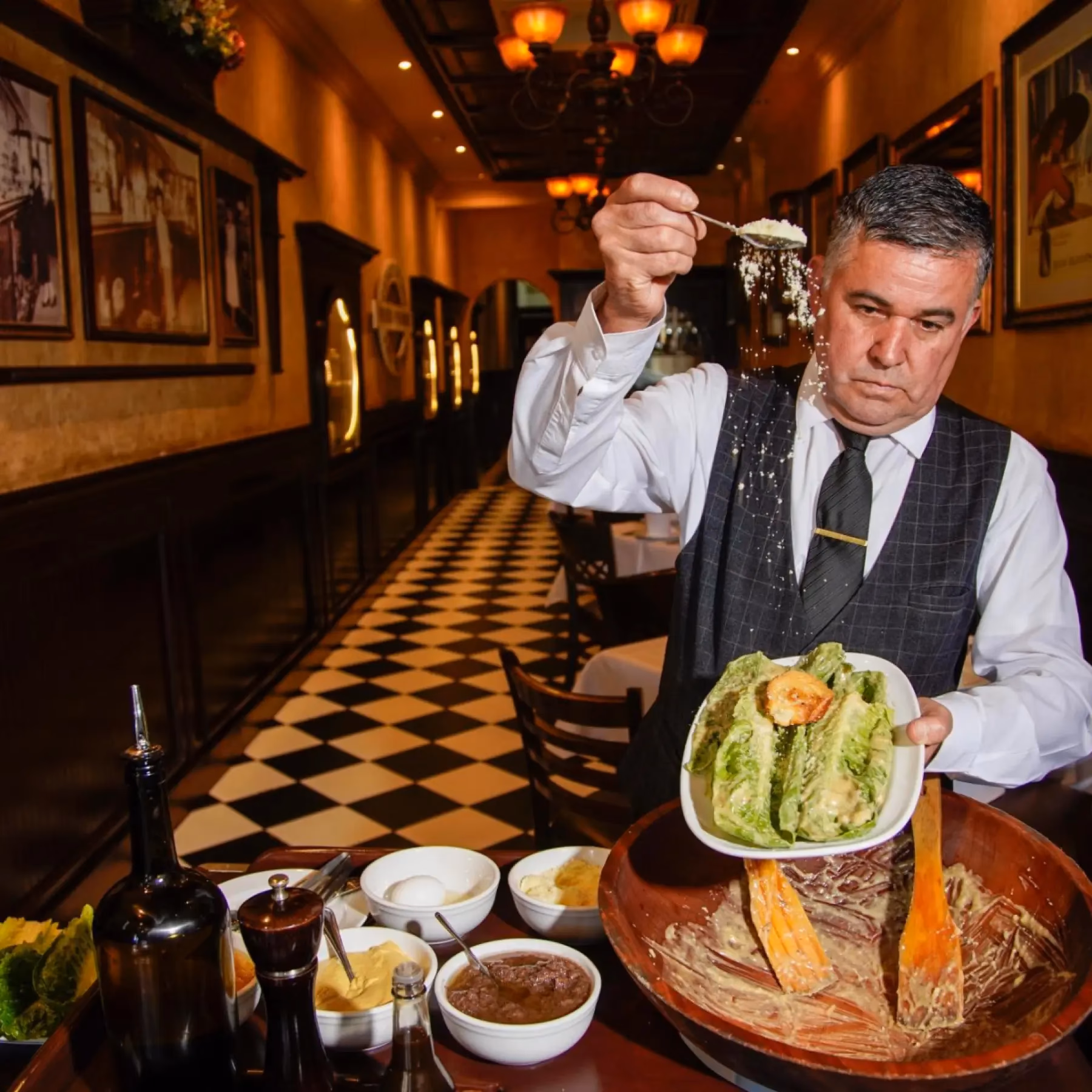 ¿Qué tiene una ensalada César?