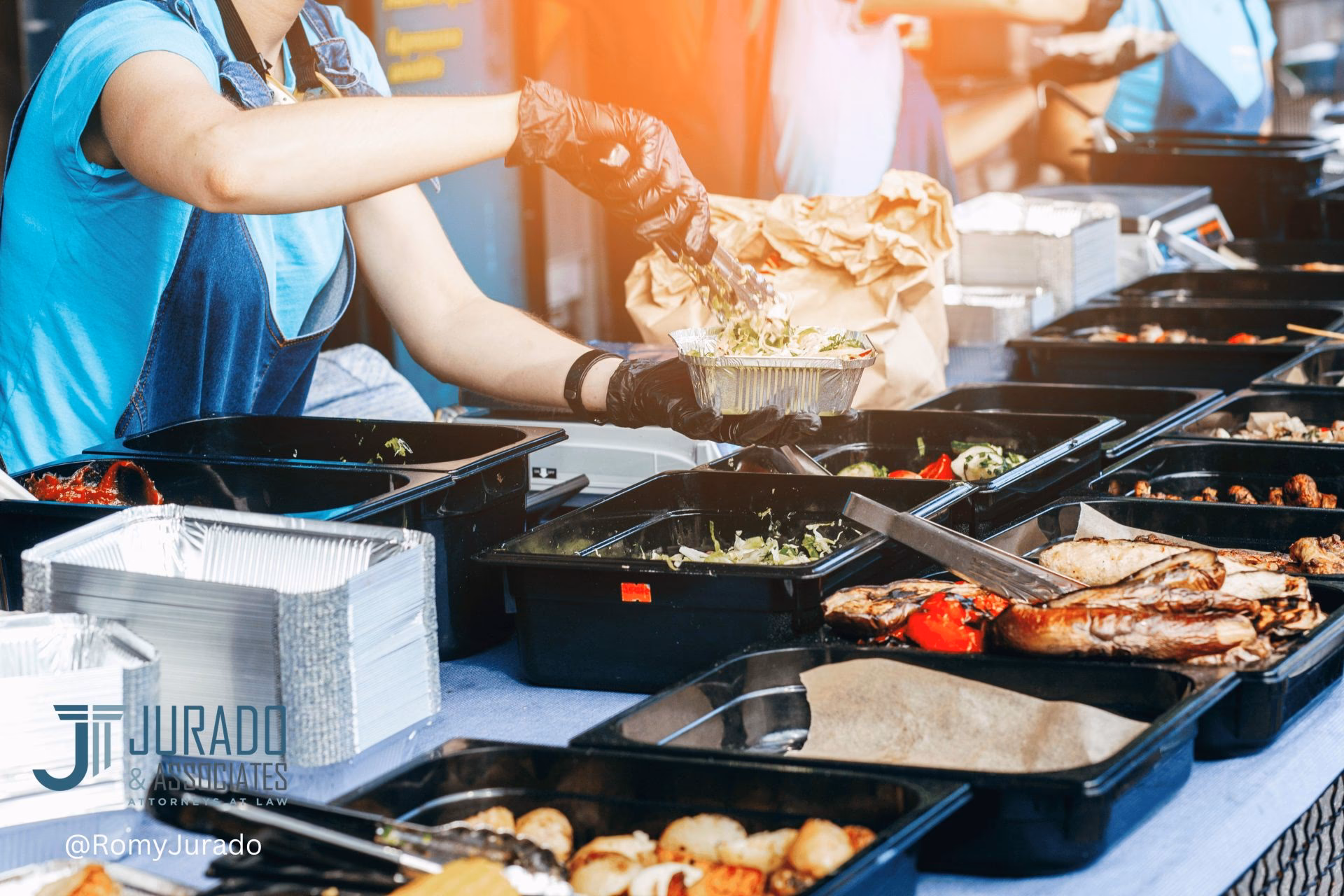 ¿Qué agencia regula la seguridad de los alimentos en los restaurantes?