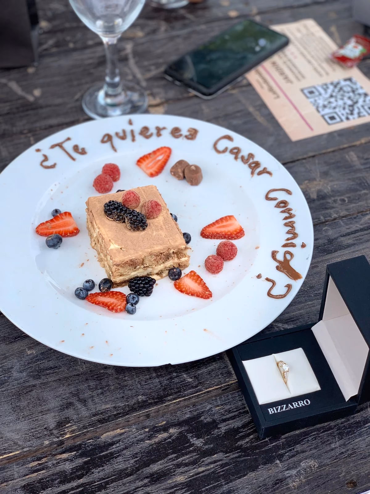 ¿Qué se dice al entregar el anillo de compromiso?