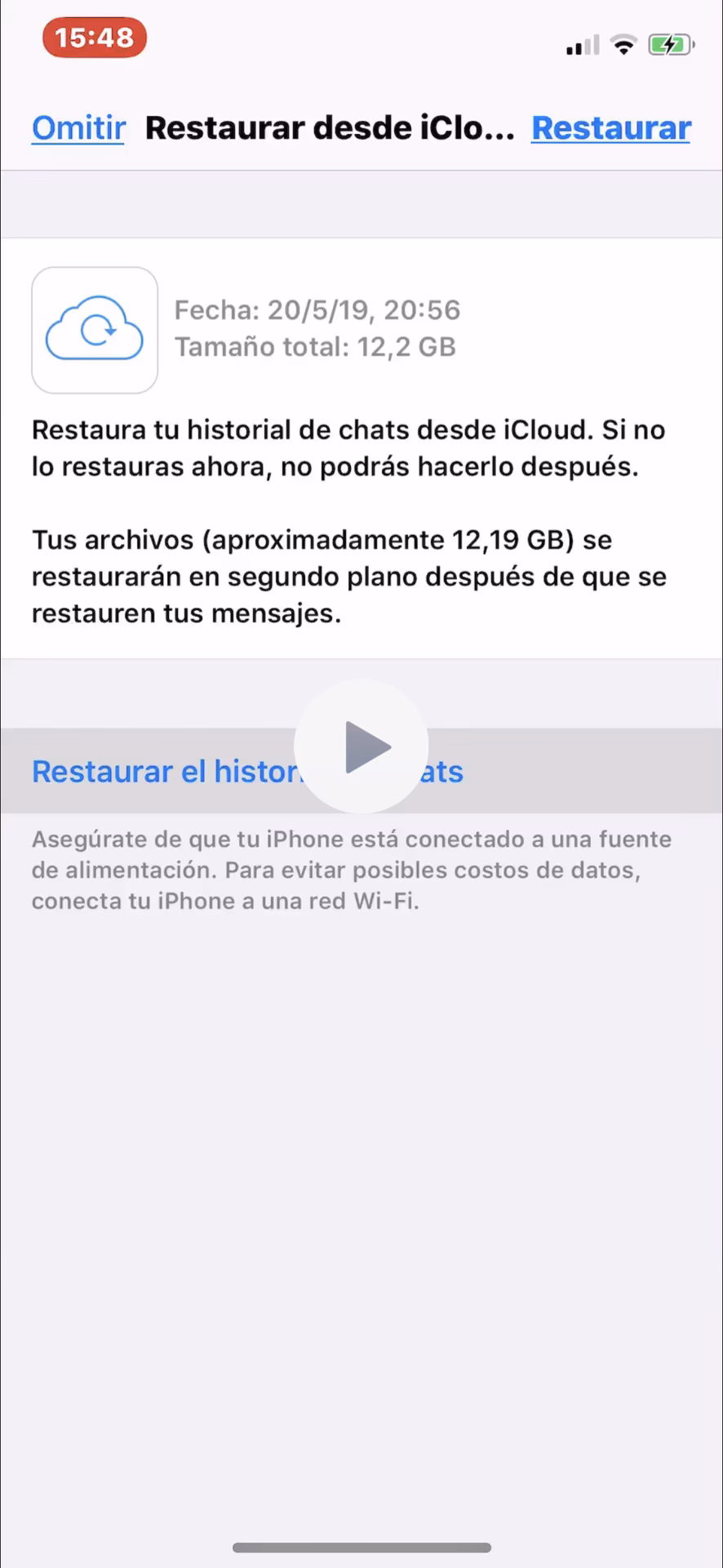 ¿Cómo puedo recuperar mi historial de WhatsApp en iPhone?