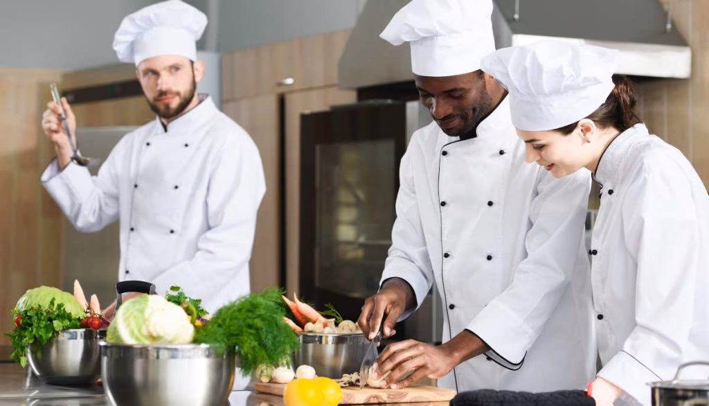 ¿Cuáles son las funciones de un ayudante de cocina?