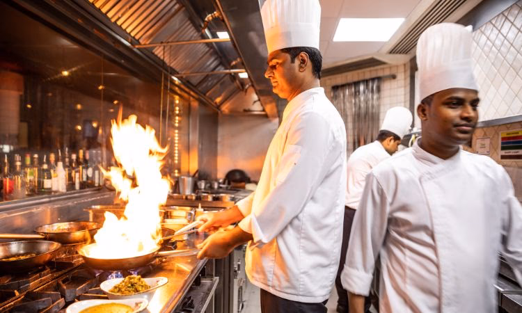 ¿Qué hace un comis en gastronomía?