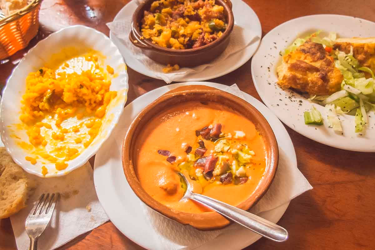 ¿Cuáles son 10 platos típicos de Andalucía?