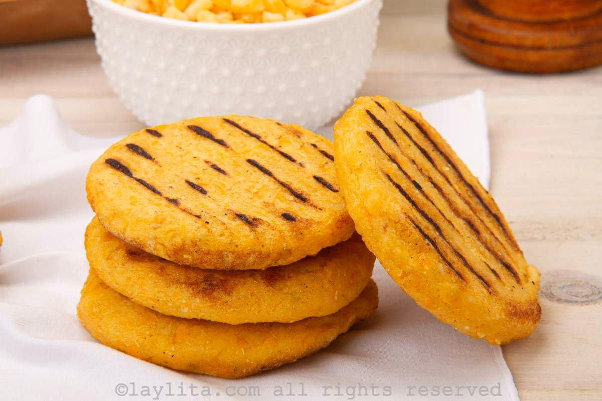 ¿Qué es la arepa de maíz pelado?