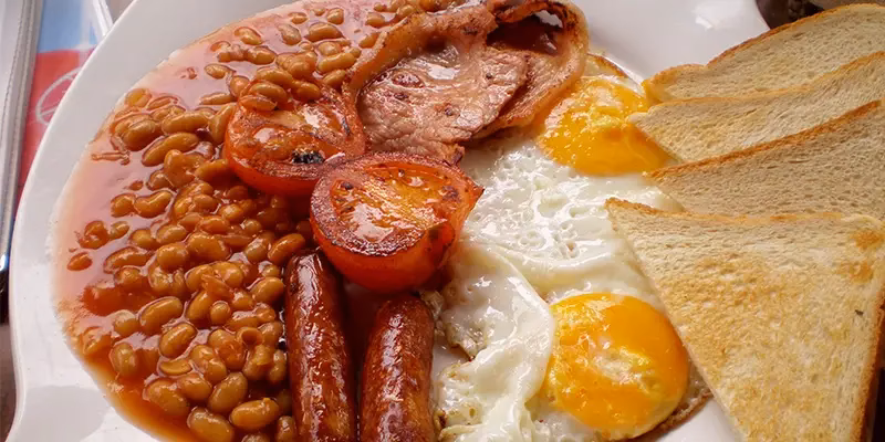 ¿Cuál es el menú del desayuno británico?
