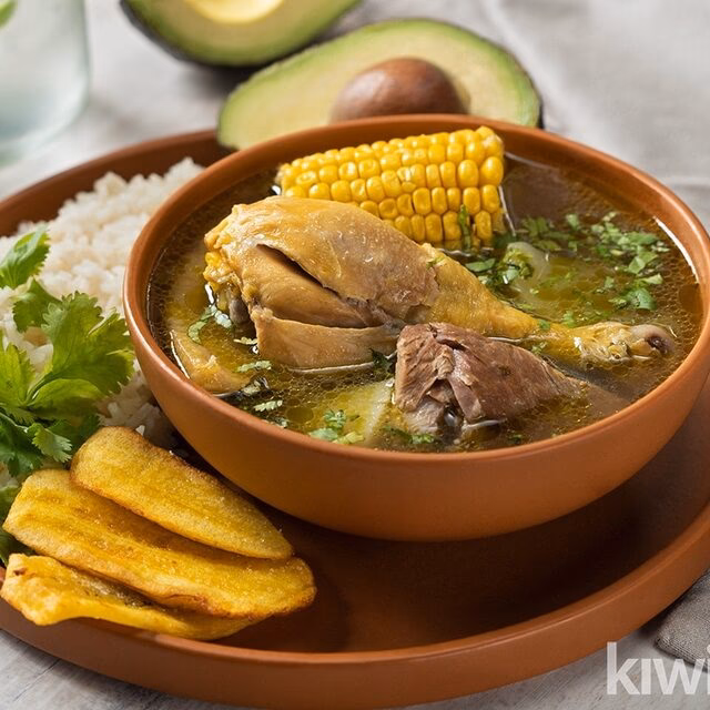 ¿Cuál es el origen del sancocho colombiano?