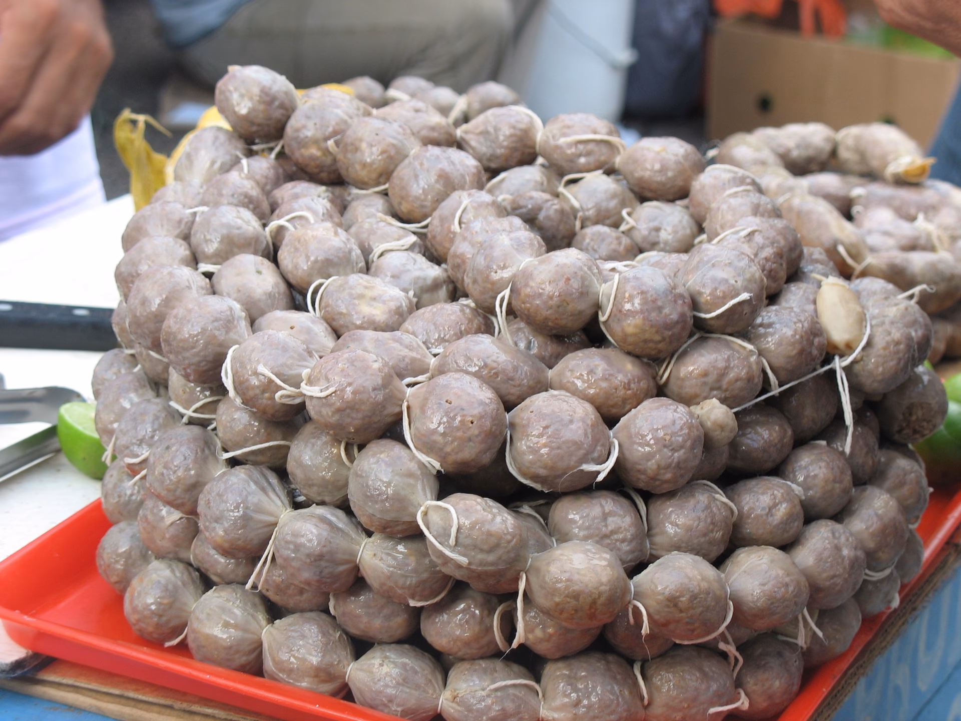 ¿Cuáles son los ingredientes para hacer butifarra colombiana?
