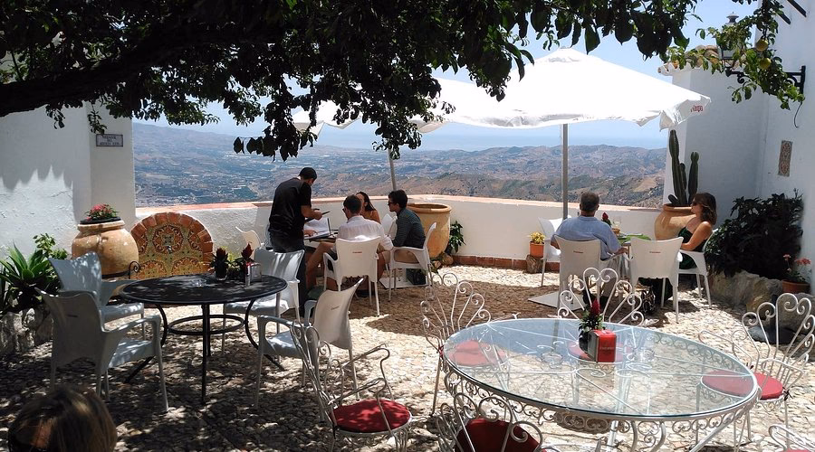 ¿Cuántos habitantes hay en Comares, Málaga?