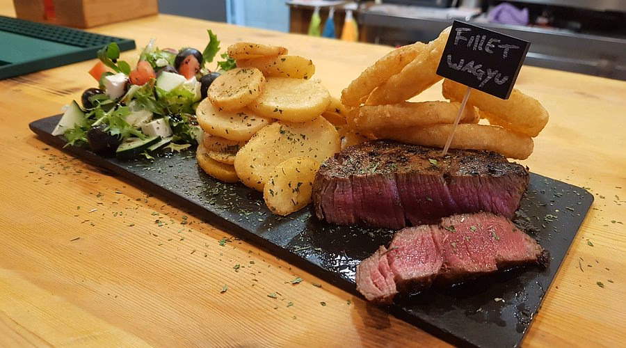 ¿Dónde se encuentra el pueblo de Comares en Málaga?