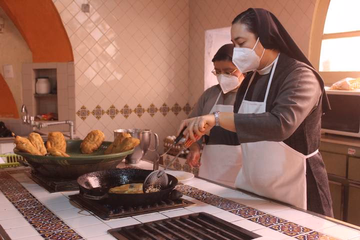 ¿Cuál es la diferencia entre un convento y un monasterio?