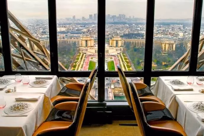 ¿Cuánto cuesta comer en el restaurante de la Torre Eiffel?