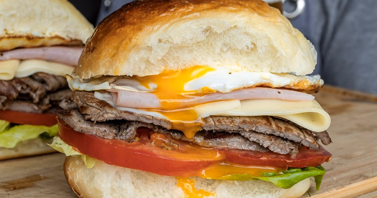 ¿Qué es el chivito al plato?